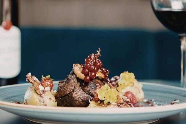 Private Chef Experiences vs Fine Dining Restaurants